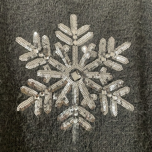 Avon Gray Crew Neck Sweater with Snowflake Design Size L - Picture 7 of 8